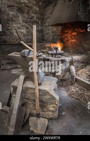 Historische Maschinen in einer Schmiedewerkstatt. Stockfoto