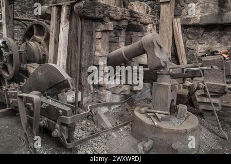 Historische Maschinen in einer Schmiedewerkstatt. Stockfoto