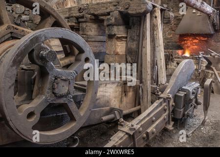Historische Maschinen in einer Schmiedewerkstatt. Stockfoto