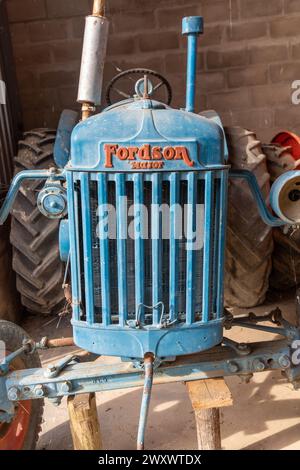 Frontalansicht des Grills eines alten großen Traktors von Fordson. Fordson wurde 1922 als Marke eingestellt. Stockfoto