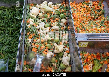 Gefrorenes Gemüse. Verkauf von Tiefkühlgemüse im Kühlschrank eines Lebensmittelgeschäfts. Tiefkühlkost in einem Supermarkt. Gesunde ausgewogene Ernährung. Stockfoto
