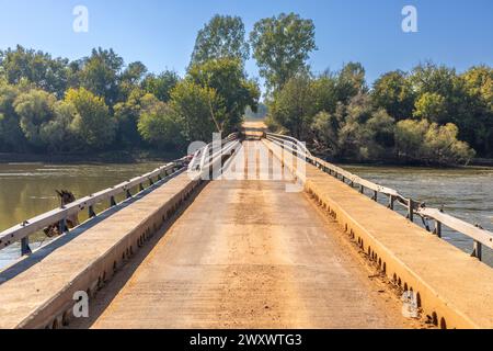 Niedrige einspurige Betonbrücke über den Fluss Vaal in Südafrika. Die Brücke erlitt Überschwemmungsschäden. Stockfoto