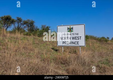 Willkommen in der North West Province auf der rechten Seite des Rahmens und Kopierraum auf der linken Seite, mit Bäumen und Gras als Hintergrund. Stockfoto