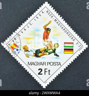 Gestohlene Briefmarke, gedruckt von Ungarn, die die FIFA-Weltmeisterschaft 1982 – Spanien, um 1982 fördert. Stockfoto