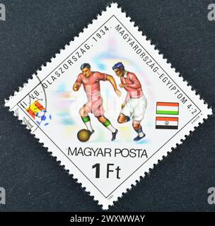 Gestohlene Briefmarke, gedruckt von Ungarn, die die FIFA-Weltmeisterschaft 1982 – Spanien, um 1982 fördert. Stockfoto