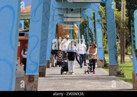 Bogota, Kolumbien. 24-01-2024. Touristen besuchen den Freizeitpark Jaime Duque. Foto: Jose Bula U. Stockfoto