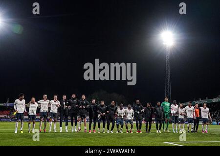 Rotterdam, Niederlande. April 2024. ROTTERDAM, NIEDERLANDE - 2. APRIL: PSV-Spieler feiern den Sieg beim niederländischen Eredivisie-Spiel zwischen Excelsior Rotterdam und PSV im Van Donge en de Roo stadion am 2. April 2024 in Rotterdam. (Foto von Joris Verwijst/Orange Pictures) Credit: Orange Pics BV/Alamy Live News Stockfoto