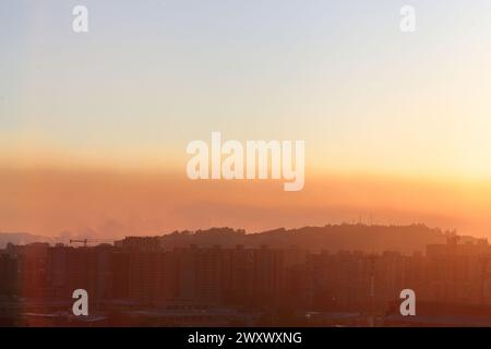 Bogota, Kolumbien. 24-01-2024. Ein Smogschild wird während eines Waldbrandes in den Monserrate-Hügeln als Folge der globalen Erwärmung gesehen. Stockfoto