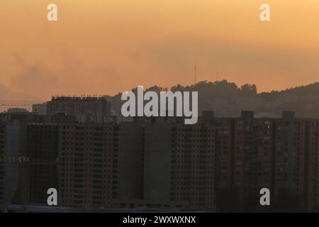 Bogota, Kolumbien. 24-01-2024. Ein Smogschild wird während eines Waldbrandes in den Monserrate-Hügeln als Folge der globalen Erwärmung gesehen. Stockfoto