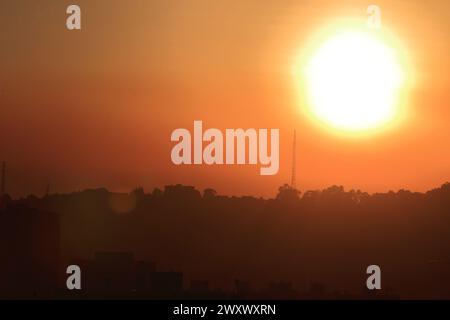 Bogota, Kolumbien. 24-01-2024. Ein Sonnenaufgang wird über Bogota während eines Waldbrandes in den Monserrate-Hügeln als Zeichen der globalen Erwärmung beobachtet. Stockfoto