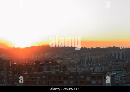 Bogota, Kolumbien. 24-01-2024. Ein Smogschild wird über Bogota während eines Waldbrandes in den Monserrate-Hügeln als Zeichen der globalen Erwärmung gesehen. Stockfoto