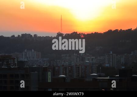 Bogota, Kolumbien. 24-01-2024. Ein Waldbrand wird in den Monserrate-Hügeln als Folge der globalen Erwärmung gesehen. Stockfoto