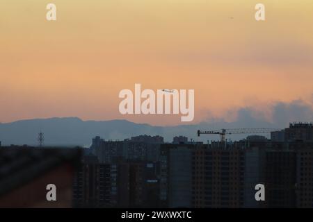 Bogota, Kolumbien. 24-01-2024. Ein Flugzeug startet während eines Waldfeuers in den Monserrate-Hügeln als Folge der globalen Erwärmung. Stockfoto