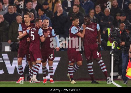 London Stadium, London, Großbritannien. April 2024. Premier League Football, West Ham United gegen Tottenham Hotspur; Kurt Zouma von West Ham United feiert mit Lucas Paqueta, nachdem er 1-1 in der 19. Minute erzielte. Credit: Action Plus Sports/Alamy Live News Stockfoto