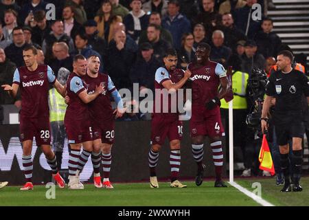 London Stadium, London, Großbritannien. April 2024. Premier League Football, West Ham United gegen Tottenham Hotspur; Kurt Zouma von West Ham United feiert mit Lucas Paqueta, nachdem er 1-1 in der 19. Minute erzielte. Credit: Action Plus Sports/Alamy Live News Stockfoto
