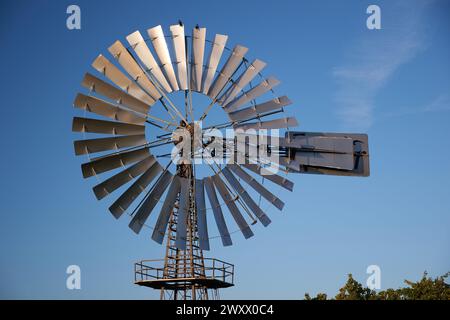 Windmühle zur Regulierung des Wasserflusses in der Landwirtschaft als Wasserpumpe Stockfoto