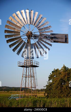 Windmühle zur Regulierung des Wasserflusses in der Landwirtschaft als Wasserpumpe Stockfoto