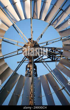 Windmühle zur Regulierung des Wasserflusses in der Landwirtschaft als Wasserpumpe Stockfoto