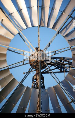 Windmühle zur Regulierung des Wasserflusses in der Landwirtschaft als Wasserpumpe Stockfoto