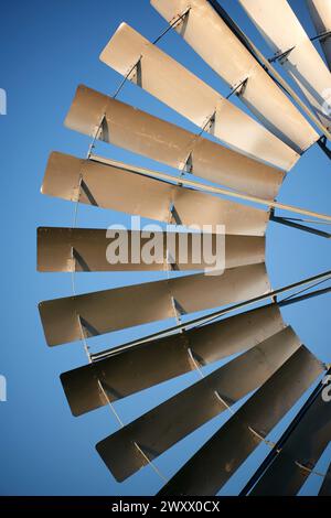 Windmühle zur Regulierung des Wasserflusses in der Landwirtschaft als Wasserpumpe Stockfoto