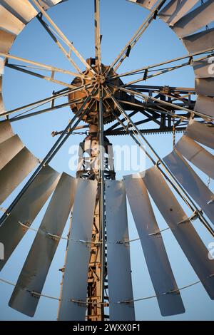 Windmühle zur Regulierung des Wasserflusses in der Landwirtschaft als Wasserpumpe Stockfoto