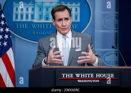 Washington, Usa. April 2024. John Kirby, Berater für nationale Sicherheitskommunikation des Weißen Hauses, spricht während des täglichen Pressebriefings am 2. April 2024 in Washington, DC. (Foto: Samuel Corum/SIPA USA) Credit: UPI/Alamy Live News Stockfoto