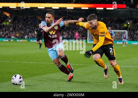 Turf Moor, Burnley, Lancashire, Großbritannien. April 2024. Premier League Football, Burnley gegen Wolverhampton Wanderers; Matt Doherty von Wolverhampton Wanderers tritt um den Ball an mit Vitinho von Burnley Credit: Action Plus Sports/Alamy Live News Stockfoto