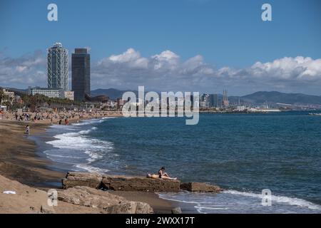 2. April 2024, Barcelona, Katalonien, Spanien: Zwei Badende sonnen sich auf einer alten Betonkonstruktion, die das Meer aufgrund der aufeinanderfolgenden Stürme, die die Strände von Barcelona treffen, ausgesetzt hat. Die aufeinanderfolgenden und intensiven Seestürme, unter denen die Strände von Barcelona zu leiden haben, vor allem in der letzten Woche, machen ständige öffentliche Investitionen notwendig, um Schäden an den Wellenbrechern zu reparieren und die Überwachung zu überwachen sowie große Mengen Sand zu ersetzen, um die Strände der Stadt wieder aufzufüllen. (Credit Image: © Paco Freire/SOPA Images via ZUMA Press Wire) NUR REDAKTIONELLE VERWENDUNG! Nicht für kommerzielle USA Stockfoto