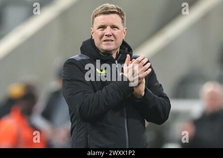 Newcastle, Großbritannien. April 2024. Eddie Howe, Manager von Newcastle United, applaudiert den Fans während des Premier League-Spiels Newcastle United gegen Everton in St. James's Park, Newcastle, Vereinigtes Königreich, 2. April 2024 (Foto: Mark Cosgrove/News Images) in Newcastle, Vereinigtes Königreich am 2. April 2024. (Foto: Mark Cosgrove/News Images/SIPA USA) Credit: SIPA USA/Alamy Live News Stockfoto