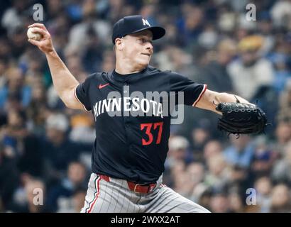 Milwaukee, Usa. April 2024. Louie Varland wirft im ersten Inning ihres Baseballspiels im American Family Field in Milwaukee, Wisconsin, am Dienstag, den 2. April 2024 gegen die Milwaukee Brewers. Die Brewer eröffneten ihre Heimspielzeit 2024 gegen die Twins. Foto: Tannen Maury/UPI Credit: UPI/Alamy Live News Stockfoto