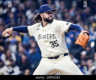 Milwaukee, Usa. April 2024. Die Milwaukee Brewers Starting Pitcher Jakob Junis wirft gegen die Minnesota Twins im ersten Inning ihres Baseballspiels im American Family Field in Milwaukee, Wisconsin, am Dienstag, den 2. April 2024. Die Brewer eröffneten ihre Heimspielzeit 2024 gegen die Twins. Foto: Tannen Maury/UPI Credit: UPI/Alamy Live News Stockfoto