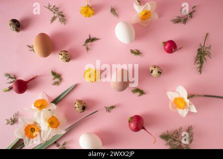 Kreatives Arrangement aus Frühlingsblumen, Eiern, Radieschen und Dill auf pastellrosa Basis. Minimales osterkonzept. Flache Lagen. Stockfoto