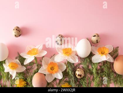 Kreatives Arrangement aus Frühlingsblumen, Eiern, Radieschen und Dill auf pastellrosa Basis. Minimales osterkonzept. Flache Lagen. Stockfoto