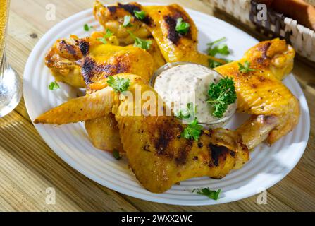 Gebackene Hähnchenflügel mit Senfsauce Stockfoto