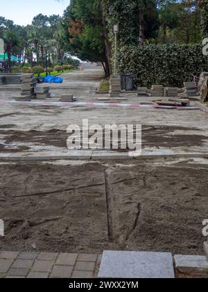 Das Verlegen von Fliesen im Park. Erhaltung der Infrastruktur des Kurortes. Baustelle Stockfoto