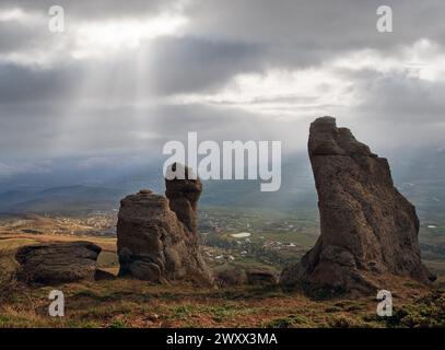 Felsige Berge in Abend Sonnenstrahlen (Geister-Tal in der Nähe von Demerdzhi Mount, Krim, Ukraine) Stockfoto