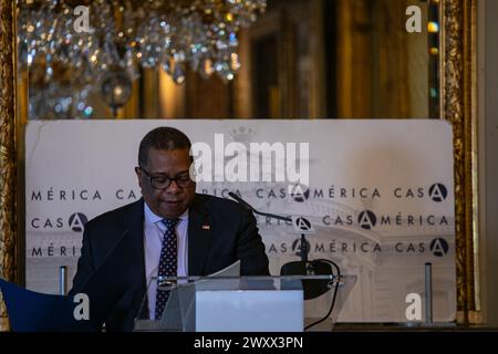 Madrid, Spanien. April 2024. Brian A. Nichols, Staatssekretär für Angelegenheiten der westlichen Hemisphäre der Vereinigten Staaten, spricht während einer Konferenz, die von Casa America in Madrid organisiert wurde. Brian A. Nichols, Staatssekretär für Angelegenheiten der westlichen Hemisphäre der Vereinigten Staaten, hat heute Nachmittag eine Konferenz angeboten: "USA, Spanien und Lateinamerika: Zusammenarbeit zur Erfüllung unseres gemeinsamen Engagements". Die Veranstaltung fand im Saal Simón Bolívar der Casa América in Madrid statt. Quelle: SOPA Images Limited/Alamy Live News Stockfoto