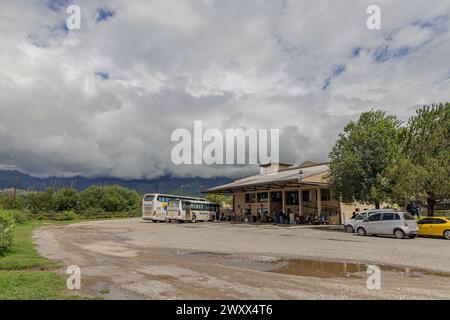 San Miguel de Tucuman, Argentinien - 22. Januar 2024: Touristen am Busbahnhof in Tafi del Valle in Tucuman. Stockfoto