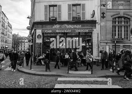 Paris, Frankreich - 17. Februar 2024 : Blick auf die Menschen, die draußen sitzen und in einem Café-Restaurant-Bistro in Paris Frankreich Abendessen und Getränke genießen Stockfoto