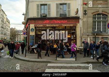 Paris, Frankreich - 17. Februar 2024 : Blick auf die Menschen, die draußen sitzen und in einem Café-Restaurant-Bistro in Paris Frankreich Abendessen und Getränke genießen Stockfoto