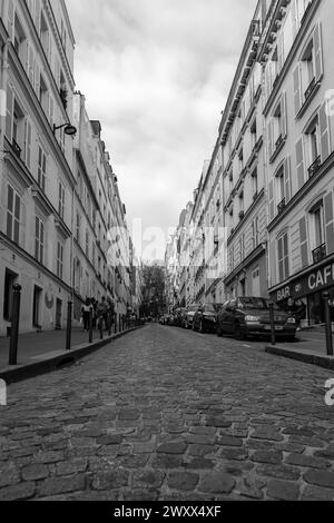 Paris, Frankreich - 17. Februar 2024 : Blick auf eine typische Straße im Montmartre-Viertel in Paris Frankreich Stockfoto