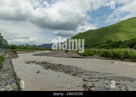 Der Fluss La Caldera in der Provinz Salta in Argentinien. Stockfoto