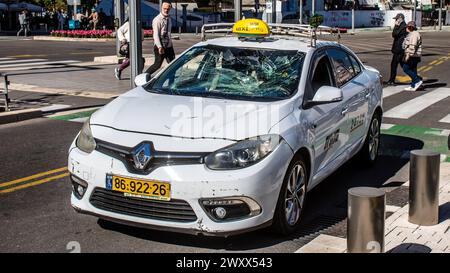 Tel Aviv, Israel, 1. März 2024 Verkehrsunfall in der Stadt Tel Aviv zwischen einem Taxi und einem Radfahrer, er schlug die Windschutzscheibe kopfüber an. Krankenwagen und EM Stockfoto