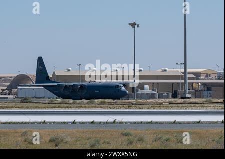 240402-F-AI633-1016 ein C-130J Super Hercules-Flugzeug der US Air Force, beladen mit humanitärer Hilfe, das zum Abflug über Gaza-Taxis von einem unbekannten Ort innerhalb des US-Zentralkommandos (Central Command Area of Responsibility) am 2. April 2024 bestimmt ist. Seit dem 2. März arbeiten das US-Militär und die Partnerländer zusammen, um kritische, lebensrettende Vorräte an Zivilisten im Gazastreifen abzugeben. (Foto der US Air Force) Stockfoto