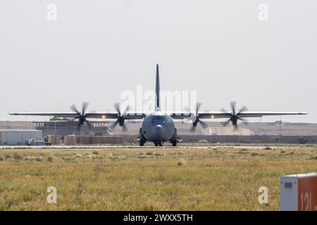 Ein C-130J Super Herkules der US Air Force, beladen mit Paletten mit Lebensmitteln, die für Gaza bestimmt sind, mit Airdrop-Taxis an einem unbekannten Ort innerhalb des US Central Command Area of Responsibility, 1. April 2024. Die USA haben der Bereitstellung humanitärer Hilfe Vorrang eingeräumt, um das Leid der von der anhaltenden Krise im Gazastreifen betroffenen Zivilbevölkerung zu lindern. (Foto der US Air Force) Stockfoto