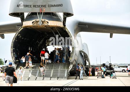 Besucher besichtigen eine C-5 Galaxy während der Great Texas Airshow am 22. April 2022 im JBSA-Randolph, Texas. Die Great Texas Airshow mit den Thunderbirds ist für den 23. Bis 24. April im JBSA-Randolph geplant. Die Thunderbirds bieten Menschen auf der ganzen Welt die Ehre, Präzision und Professionalität, die die US Air Force repräsentiert. Durch Flugshows und Überflüge wollen sie begeistern und inspirieren. Die Thunderbirds zeigen nicht nur die Elite-Fähigkeiten, die alle Piloten besitzen müssen, sondern demonstrieren auch die unglaublichen Fähigkeiten des führenden Mehrzweck-Kampfjets der Air Force, des F-16 Fighins Stockfoto