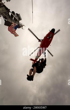 Ein Aviation Survival Technician von der Coast Guard Air Station Houston meldet während einer Such- und Rettungsübung im Golf von Mexiko am 27. März 2024. Der Zuständigkeitsbereich der Air Station Houston erstreckt sich vom Colorado River bis zum White Lake, Louisiana. (Foto der US-Küstenwache von Petty Officer 3. Klasse Perry Shirzad) Stockfoto