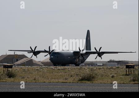 Ein C-130J Super Hercules-Flugzeug der US Air Force, beladen mit humanitärer Hilfe, das zum Abflug über Gaza-Taxis von einem unbekannten Ort innerhalb des US-Zentralkommandos (Central Command Area of Responsibility) am 1. April 2024 bestimmt ist. Seit dem 2. März arbeiten das US-Militär und die Partnerländer zusammen, um kritische, lebensrettende Vorräte an Zivilisten im Gazastreifen abzugeben. (Foto der US Air Force) Stockfoto