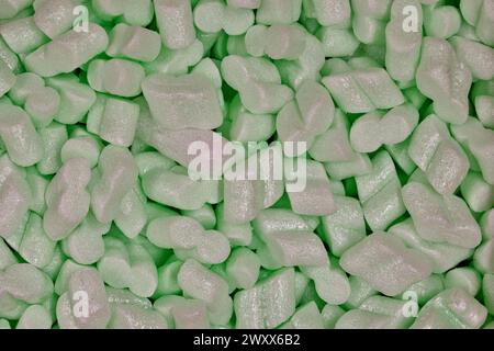 Grüne Verpackung Schaum Erdnüsse Styroporpopcorn Verpackung Nudeln Material Nahaufnahme, Polystyrol Polsterung Schutz Versand Merchandise. Stockfoto