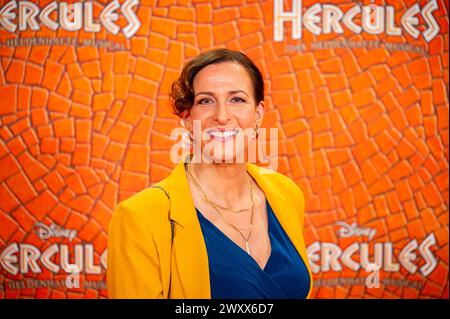 Hamburg, Deutschland. März 2024. Ulrike Frank auf dem roten Teppich vor der Uraufführung des Musicals „Herkules“. Quelle: Jonas Walzberg/dpa/Alamy Live News Stockfoto